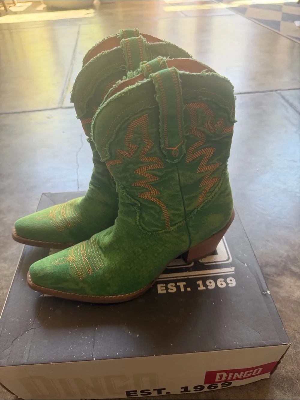 dingo Orange Joyride Shortie Boot Box Label